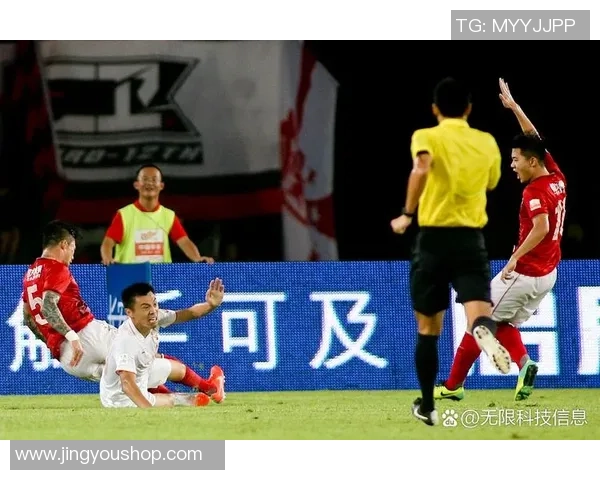 足球明星亲自示范教训儿子踢球技巧视频引发网友热议与感动