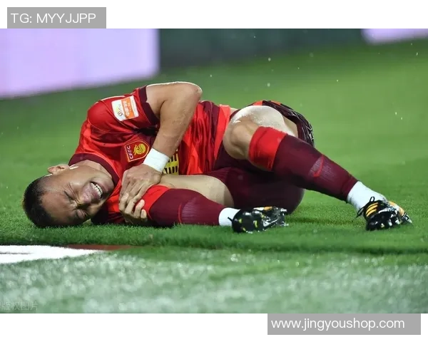 足球明星意外被拽裤子现场尴尬瞬间引发球迷热议与欢笑 足球明星意外被拽裤子现场尴尬瞬间引发球迷热议与欢笑