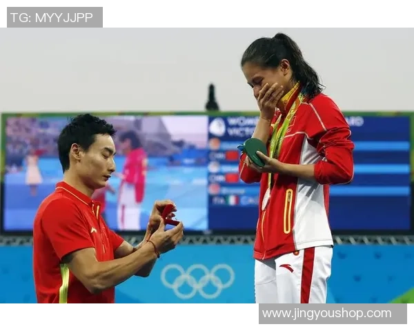 足球明星在球场浪漫求婚感动全场球迷见证爱情奇迹 足球明星在球场浪漫求婚感动全场球迷见证爱情奇迹